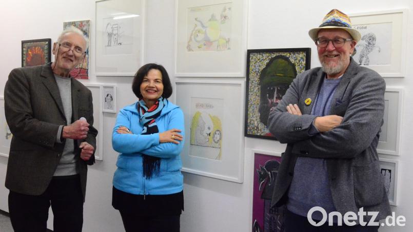 Wolfgang Herzer (links) und Stefan Voit eröffnen die Kevin Coyne Ausstellung beim Weidener Kunstverein. In der Mitte Helmi Coyne, die Witwe des Musikers, Malers, Zeichners und Poets. Bild: Kunz