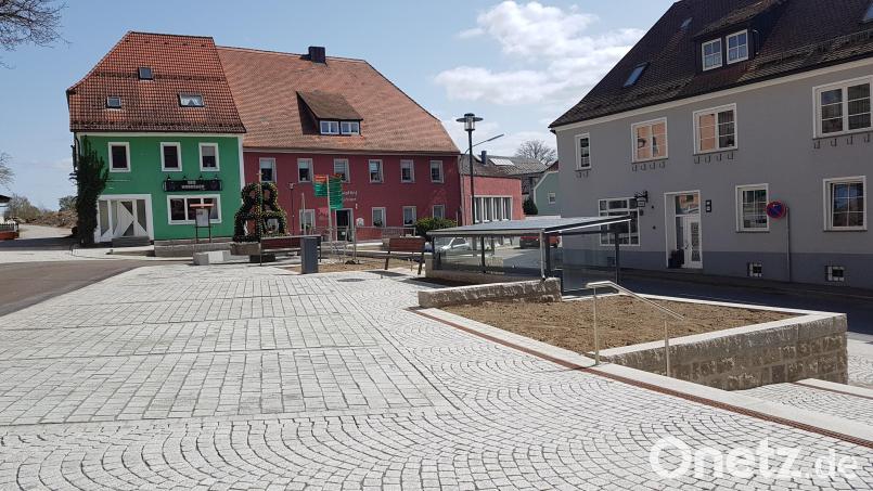 Der Marktplatz in Moosbach zeigt trotz umfangreicher Sanierungsarbeiten noch ein klein wenig historisches Flair. Bild: gi