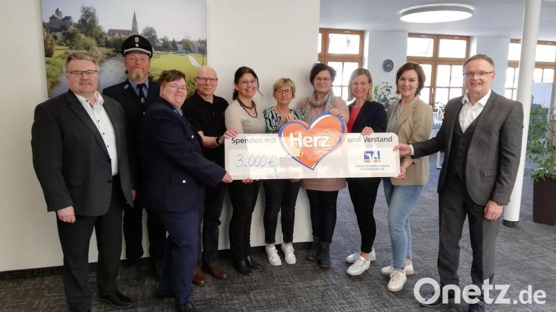 Bei der Übergabe eines symbolischen Schecks waren dabei (von links): Geschäftsstellenleiter Wolfgang Meister, Andreas Zölch und Petra Fischer (Feuerwehr Falkenberg), Karl Schreier (Kolpingsfamilie), Inge Dick (Grundschule Falkenberg), Sabine Preisinger (Katholischer Kindergarten St. Rita), Kathrin Zölch (Johanniter-Kinderkrippe „Waldnaabzwerge“), Pamela Preisinger und Katrin Wachsmann (Katholische Pfarrbücherei) und Regionalmarkleiter Harald Zottmeier. Bild: Volksbank Raiffeisenbank Nordoberpfalz/exb
