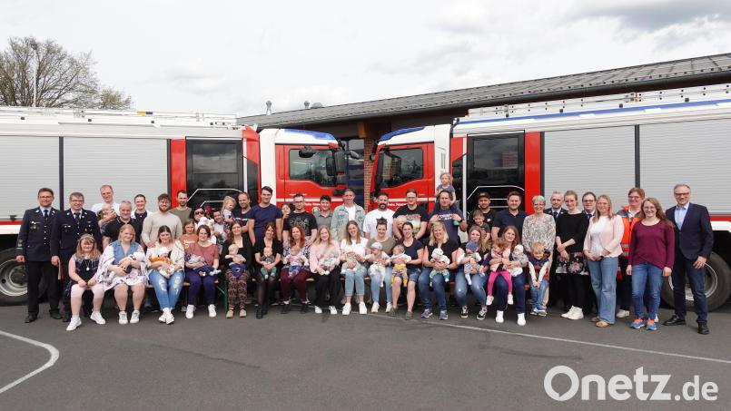 Die jungen Familien mit den Neugeborenen gemeinsam mit den Vertretern der Eltern-Kind-Gruppe, des BRK und der Stadt Waldsassen sowie Bürgermeister Bernd Sommer (rechts) und Feuerwehr-Kommandant Tobias Tippmann (links). Bild: Florian Müller/exb