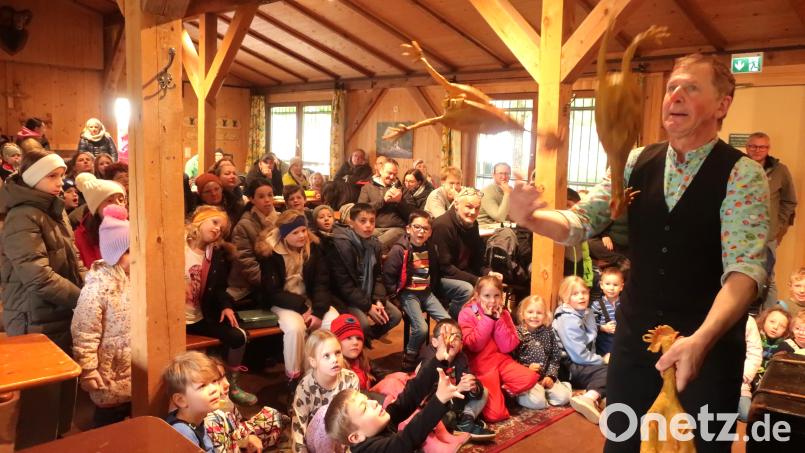 Clown Sepp Schabernack ließ im Wedahaisl die Hühner tanzen und Saltos schlagen. Sehr zur Freude der Kinder, die mit ihren Eltern in den Wildpark Höllohe gekommen waren. Bild: Hirsch