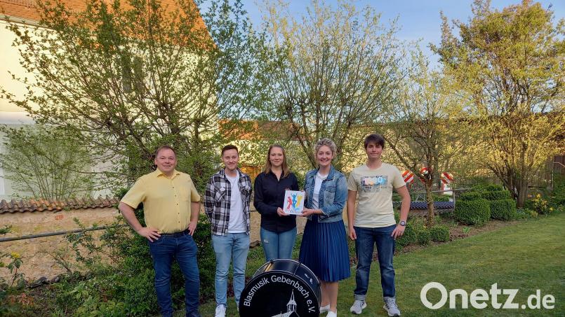 Über die erneute Auszeichnung mit dem Junior-Award durch die Kreisvorsitzende der Nordbayerischen Bläserjugend, Katharina Stein (Mitte,) freuen sich (von links) die beiden Vorsitzenden Simon Lösch und Johannes Gottschalk sowie die Dirigenten Angelika Schöpf 
 vom Nachwuchsorchesters Angelika Schöpf und Martin Dotzler vom Orchester. Bild: swo