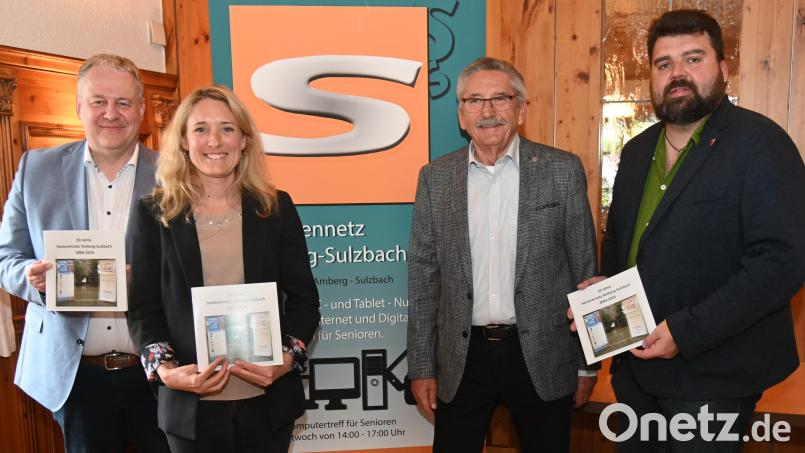 Quasi noch druckfrisch war die Jubiläumsbroschüre, die Jürgen Delle (Zweiter von rechts) an Bürgermeister Stefan Frank (rechts), Landrat Richard Reisinger (links) und die VHS-Leiterin Claudia Mai überreichte. Bild: gf