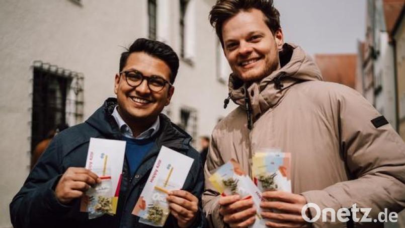 Tobias Dutta (links) und Phil Hackemann mit der &quot;Cannabis-Schokolade&quot;. Bild: Elisabeth Röpfl