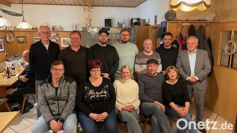 Die Vorstandsmannschaft des Heimatvereins mit Bürgermeister Günter Kopp. Bild: Gemeinde Kulmain/exb