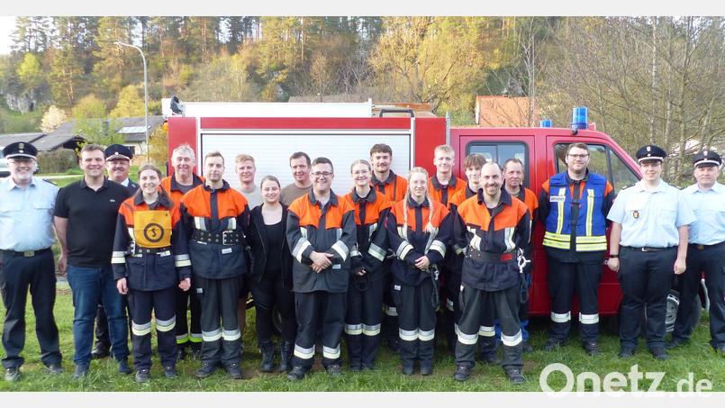Stolz zeigen sich die zwei Löschgruppen der Feuerwehr Pfaffenhofen nach der Prüfung. Ihnen gratulieren Kreisbrandmeister Jürgen Ehrnsberger (links), Vorsitzender Stefan Kuhn (Dritter von links) sowie (von rechts) die Kreisbrandmeister Alexander Graf und Florian Schlegel. Bild: jp