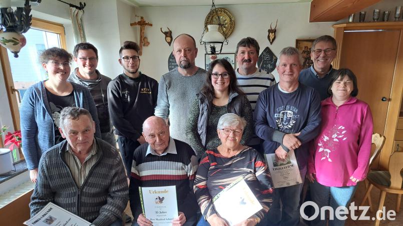 Ehrungen beim Kleintierzuchtverein: Im Bild vorne von links Bernhard Gleißner, Manfred Schmid, Monika Schmid, hinten von links Ramona Tretter, Andreas Hendl, Simon Hausknecht, Thomas Hoffmann, Nadja Dostler, Helmut Dostler, Jürgen Krüger, Oskar Schuster, Nadine Mitlmeier. Bild: Josef Hanauer/exb