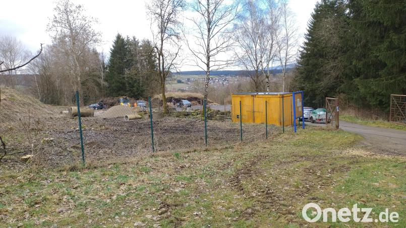 Künftig muss um den gelben Container herumgefahren werden, um Grünabfälle und Äste abzuladen. Bild: ld