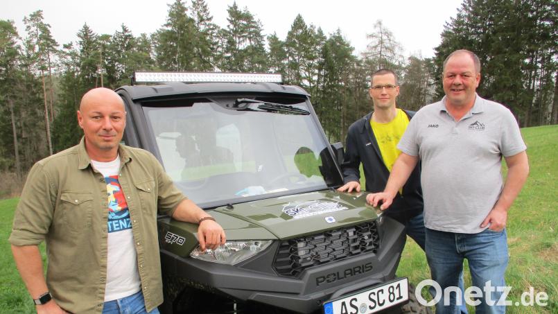 Ein ATV-Quad hat der Skiclub Unterweißenbach angeschafft. Zweiter Vorsitzender Marco Specht, Kassenverwalter Stephan Lehmann und Vorsitzender Markus Hiltel präsentieren das neue Allround-Fahrzeug. Bild: bra