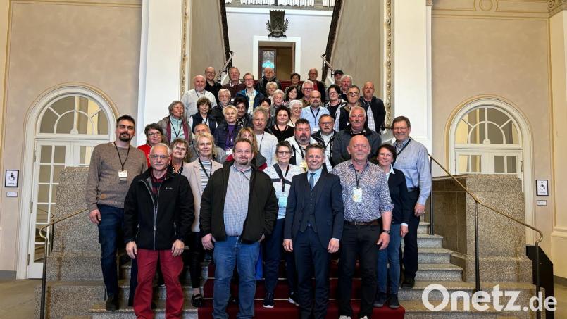 Bild zeigt die Reisegruppe aus Ebnath im Bayerischen Landtag zusammen mit dem Gastgeber, dem Vizepräsidenten und Landtagsabgeordneten Tobias Reiß (CSU) zusammen mit dem CSU-Ortsvorsitzenden Josef Söllner. Bild: CSU Ebnath/exb