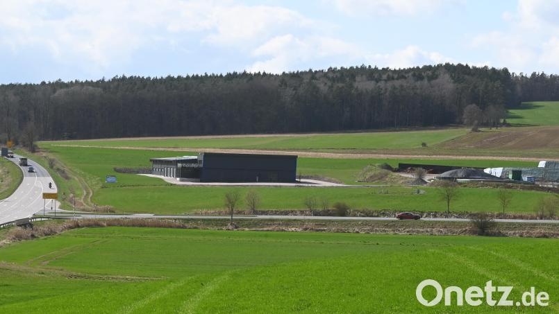 Konkrete Formen nimmt die Erweiterung des Gewerbegebiets Gebenbach-West an, das sich westlich (im Hintergrund) des Unternehmens Hammermeister und der Biogasanlage erstrecken soll. Bild: gf