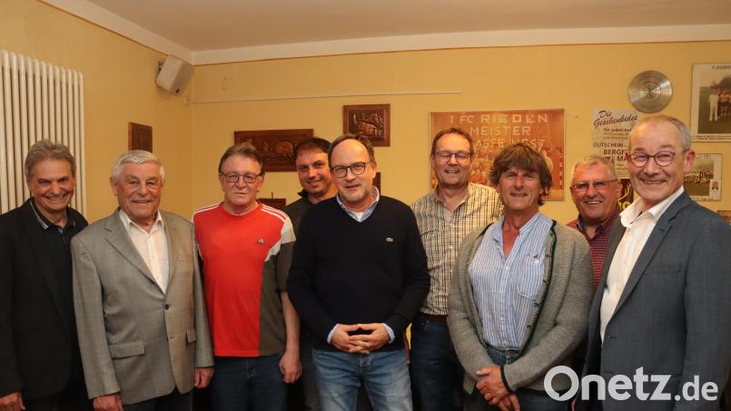 Der CSU-Ortsverband ehrt langjährige Mitglieder. Vorsitzender Josef Weinfurtner (links), Altbürgermeister Gotthard Färber (Zweiter von links), Geschäftsführer Hans Szegda (Zweiter von rechts) und Bürgermeister Erwin Geitner (rechts) gratulieren. Bild: mrr