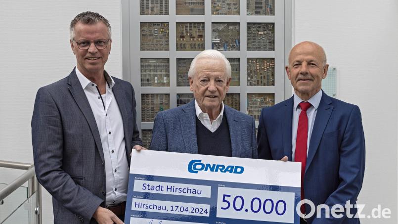 Zur Unterstützung der Sportvereine in diesem Jahr durch die Conrad-Sportförderung überreichte Klaus Conrad einen Scheck der Firma Conrad Electronic in Höhe von 50 000 Euro an den Schatzmeister, Bürgermeister Hermann Falk (links), und an den ehrenamtlichen Geschäftsführer, Günter Simmerl (rechts). Bild: Michael C. Geiss/exb