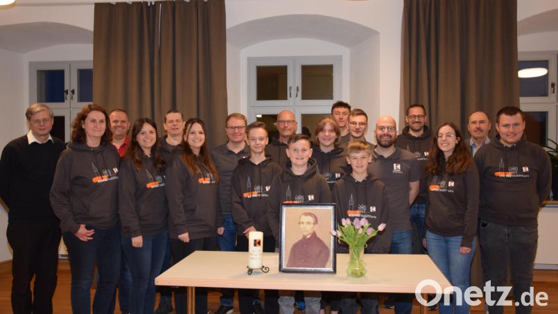 Pfarrer Norbert Götz (links) und zweiter Bürgermeister Roman Bauer (Zweiter von rechts) gratulieren den Vorsitzenden Andrea Weig (vordere Reihe, links), Nina Wittmann (vordere Reihe, Zweite von links) und Sophia Bergmann (vordere Reihe, Dritte von links) sowie ihrem Team zur Wahl. Bild: fla