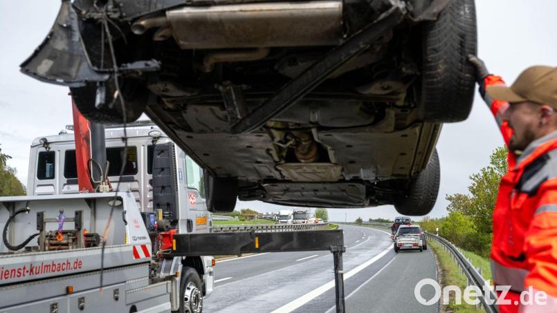 Ein Auto wird von einem Abschleppwagen in die Höhe gehoben, auf der Gegenfahrbahn herrscht noch langer Stau. Bild: Pia Bayer/dpa