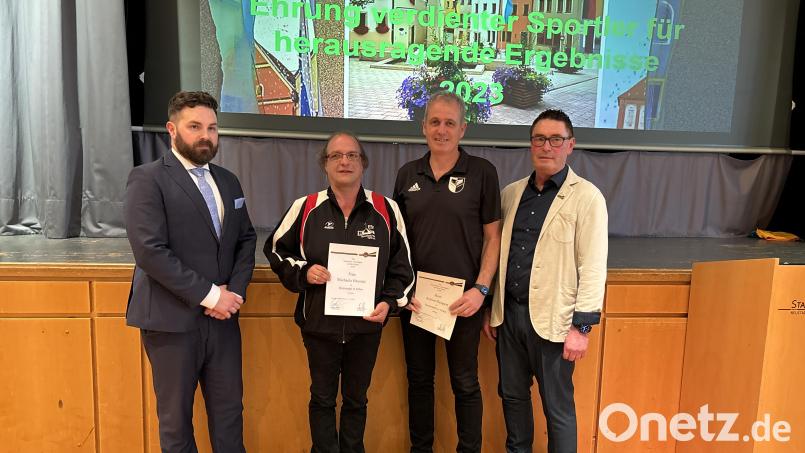 Bürgermeister Sebastian Dippold (links) zeichnet zusammen mit dem Sportreferenten der Stadt Neustadt Wolfgang Schwarz (rechts) Michaela Hausner und Achim Neupert mit der Ehrennadel für Verdienste um den Sport in Silber aus. Bild: Bernhard Knauer [krb]