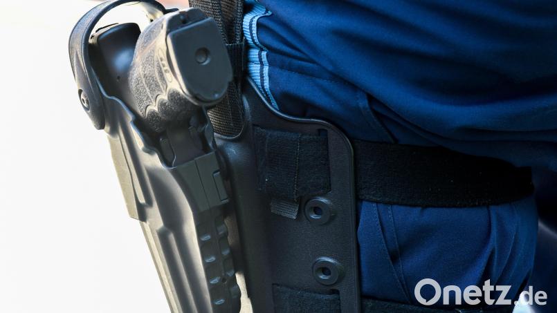 Ein Beamter der Weidener Polizei zieht am Wochenende bei einer Verkehrskontrolle seine Dienstwaffe. Symbolbild: Petra Hartl