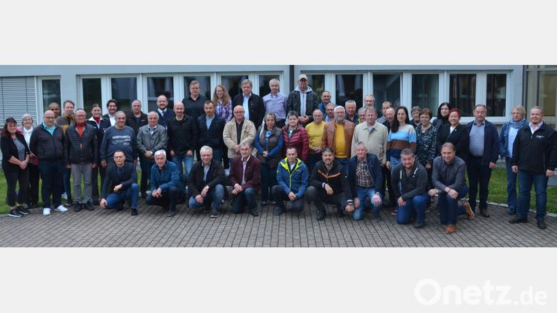Der BRK-Kreisverband Weiden/Neustadt ehrt 95 Blutspender. Alfons Plößner (Dritter von rechts) hat seinen Lebenssaft 175 Mal gespendet. Bild: dob