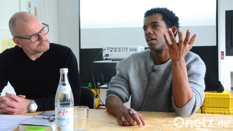 Der Journalist Thilo Komma-Pöllath und der Balletttänzer Osiel Gouneo bei der Buchpräsentation. Bild: Kunz