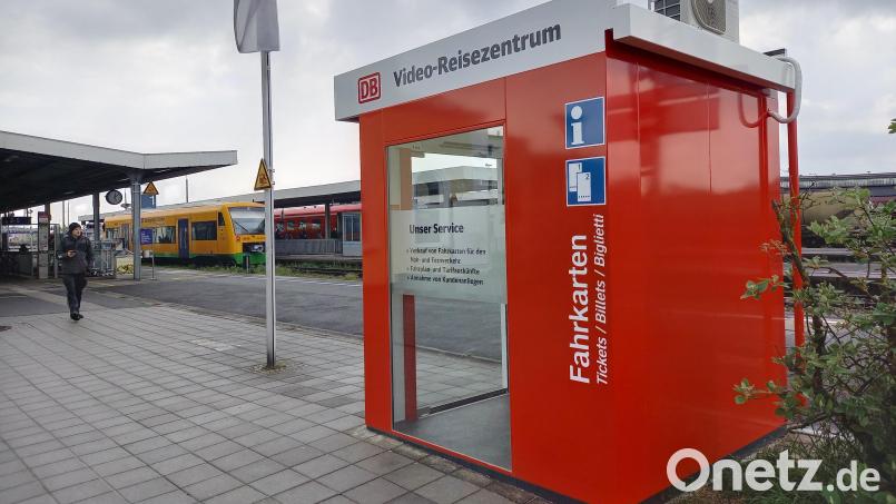 Am Bahnsteig eins in Schwandorf steht jetzt das neue Video-Reisezentrum. Wer es ausprobiert, stellt fest, dass der Kontakt zu den Bahn-Mitarbeitern sich gar nicht so sehr von der Live-Begegnung am Schalter hinter Glas unterscheidet. Bild: bl