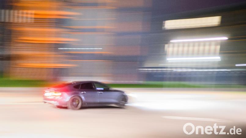 Die Polizeiinspektion Amberg kontrollierte getunte Fahrzeuge und Raser. Bild: Julian Stratenschulte/dpa