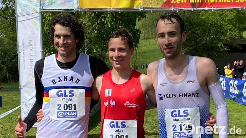 Die drei Erstplatzierten der Deutschen Berglaufmeisterschaft: (von links) Philipp Stuckhardt (3. Platz), Lukas Ehrle (1.) und Maximilian Zeus (2.). Bild: zeu