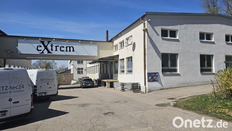 „Extrem“ ambitioniert ist das Projekt des Landestheaters Oberpfalz sicherlich. Wenn das LTO am 27. September sein neues Theater am Vohenstraußer Mühlweg in Betrieb nimmt, wird aber natürlich ein anderes Logo die Theaterfreunde begrüßen. Bild: Tobias Schwarzmeier