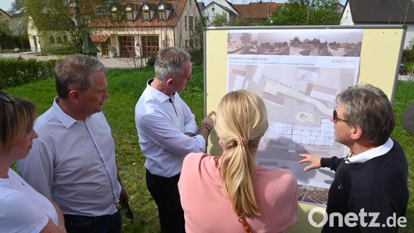 Bürger fragen – der Planer antwortet: Geduldig erörtern der Architekt Markus Rösch und Bürgermeister Hermann Böhm (links) in Einzelgesprächen ihre Vorstellungen zur künftigen Nutzung der Hupferwiese als Dorfzentrum von Traßlberg. Bild: gf