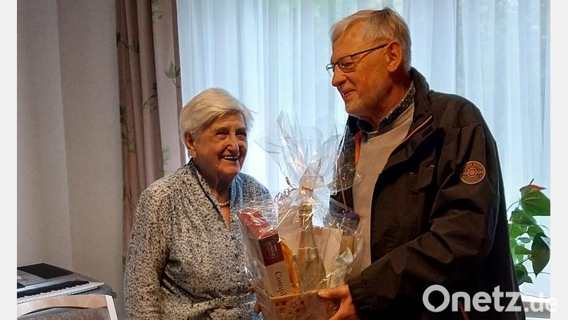 Für Irmgard Weiß hatte Rudi Standfest ein Geschenk zum 95. Geburtstag mitgebracht. Bild: OGV Bärnau/exb