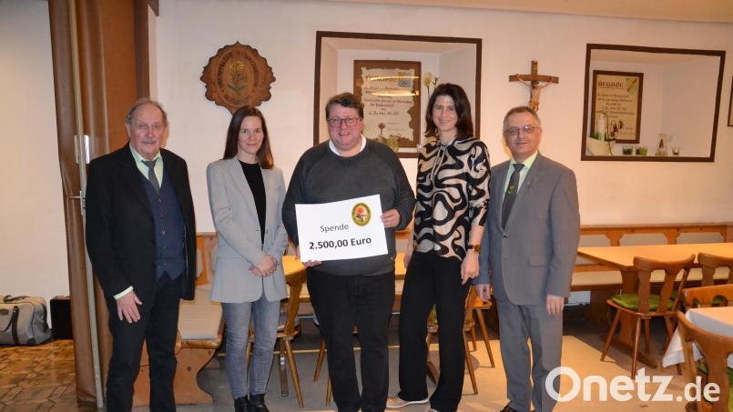 Der OWV Moosbach übernahm die Anschaffung des neuen Ewigen Lichts in der Pfarrkirche. Der Betrag von 2500 Euro wurde an Pfarrer Udo Klösel (Mitte) durch die Vorstandschaft mit Vorsitzenden Josef Enslein (rechts) übergeben. Bild: gi