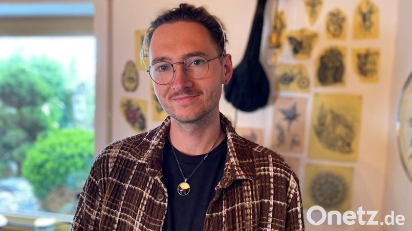 Der 31-jährige Sebastian Reil hat in Roggenstein mit das Tattoostudio &quot;Cat Corner&quot; eröffnet. Der gelernte Erzieher ist hauptberuflich als Leiter des katholischen Kindergartens St. Maria Vianney in Floß beschäftigt. Bild: ck