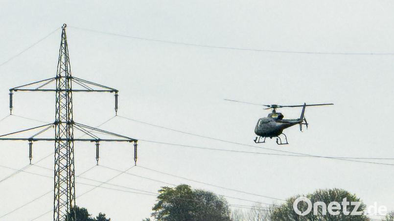 Per Hubschrauber kontrollierten Techniker des Bayernwerks Hochspannungsleitungen bei Waldershof. Bild: Matthias Bäumler/fph