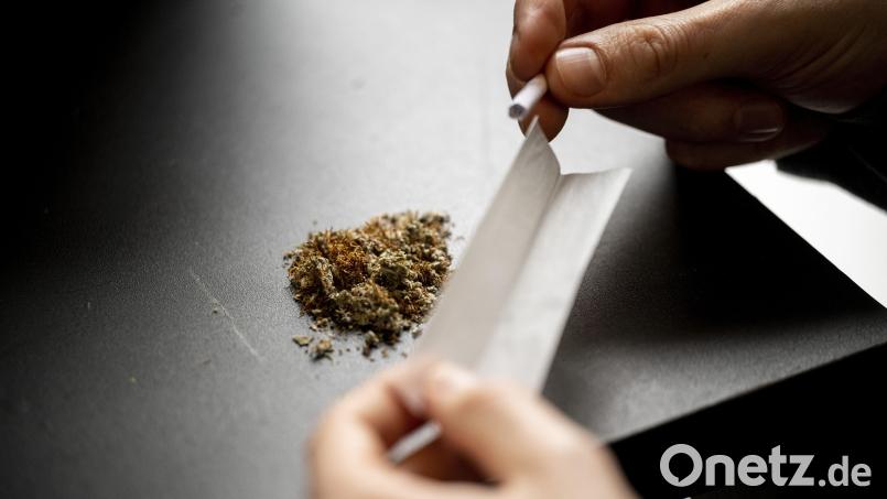 Ein Mann baut einen Joint. Forscher haben herausgefunden, dass Männer unter 30 Jahren am häufigsten infolge einer Cannabiskonsumstörung an Schizophrenie erkranken. Bild: Hannes P Albert