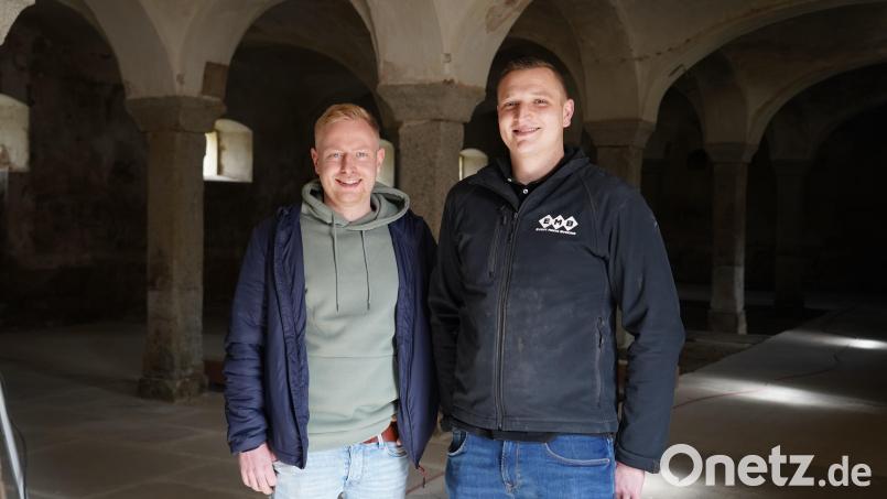 Marcel Fehre und Christopher Szeri (von links) organisieren in den alten Stallungen auf Schloss Wolframshof eine Musikveranstaltung mit elektronischer Musik und acht DJs. Bild: kaz