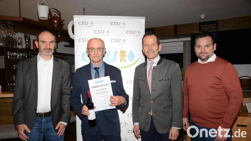 Herbert Pschierer (Zweiter von links) gehört dem CSU-Ortsverband Oberwildenau seit 40 Jahren an. Für diese Treue danken CSU-Ortsvorsitzender Roland Rauch (links), Bürgermeister Sebastian Hartl und MdB Albert Rupprecht (von rechts). Bild: bey