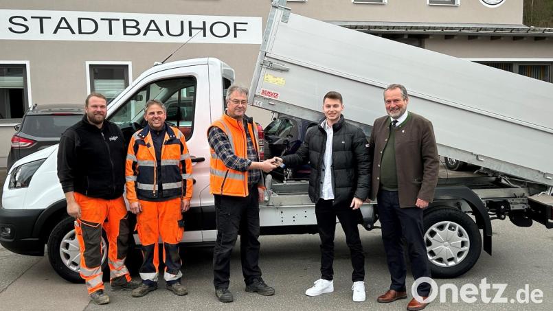 Die Mitarbeiter des Bauhofs Nabburg können jetzt auf einen neuen Pritschenwagen zurückgreifen. Bild: Marko Pammer/exb