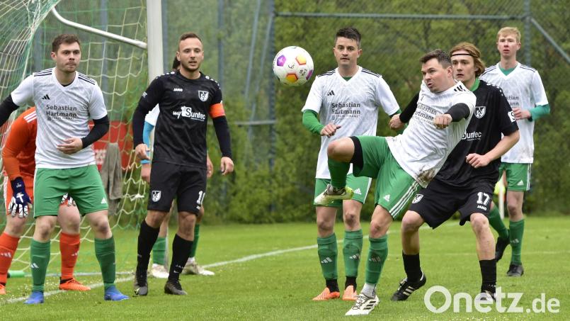 Der Stullner Dominik Linsmeier (Dritter von rechts) klärt die Situation, der Schwarzenfelder Kapitän Florian Schlagenhaufer beobachtet die Szene. Bild: ham