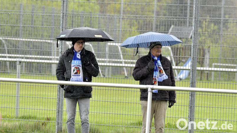 Ein Fußball-Wochenende zum Vergessen: Edelfans des SV Raigering verfolgten am Samstag bei Hagel und Regen ein Kreisliga-Spiel. Einen Tag später ging auf den Fußballplätzen im Kreis Amberg/Weiden aufgrund heftigen Schneefalls so gut wie nichts mehr. Bild: Hubert Ziegler
