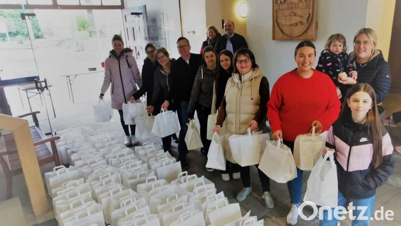 Festleiter Marktrat Georg Zierer (hinten Mitte) und Markträtin Laura Roth (roter Pullover) danken den Müttern und Festdamen stellvertretend für die Anlieferung und Verkauf der leckeren Kuchen. Bild: gz