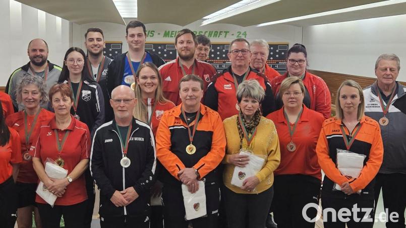 Die Erstplatzierten der Kreismeisterschaften im Sportkegeln. Sportwart Detlef Götz und Vorstands Hans Kneissl (von links) gratulierten. Bild: adj