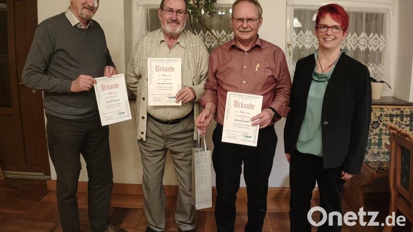 Barbara Krauthahn (rechts) ehrt die langjährigen Mitglieder der Freien Wähler (von links) Christoph Franzeck, Wolfgang Friedrich, und Wolfgang Graser. Bild: exb