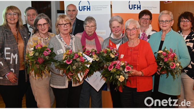Bei der Ehrung (von links): Die UFH-Vorsitzende Andrea Seitz, Hans Weber, Andrea Schmid-Hirmer, Margret Schmid, Dietmar Lenk, Lore Fischer, Elisabeth Mosner, Marianne Schwab, Angelika Baumer, Margit Baumer und die stellvertretende UFH-Vorsitzende Maria Blödt. Bild: gf