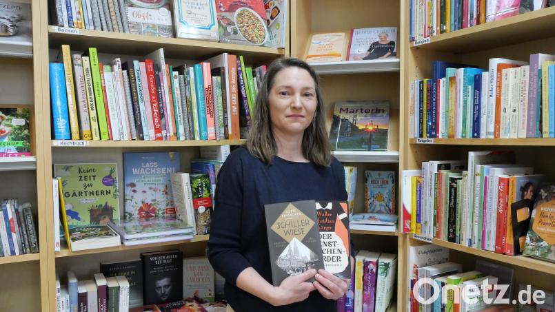 Die Inhaberin des Bücherladens in Kemnath, Elke Meiler, zeigt ihre aktuellen Empfehlungen &quot;Schillerwiese&quot; (Lotte Kinskofer) und &quot;Der Dienstmädchenmörder&quot; (Walter Christian Kärger). Bild: jbe