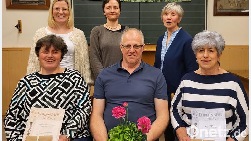 Ehrungen standen beim OGV Münchenreuth an. Im Bild (vorne, von links) Theresia Grillmeier, Gerhard Ernstberger und Andrea Eckstein sowie (hinten, von links) Sonja Heindl, Kreisfachberaterin Manuela Pappenberger und Vorsitzende Maria Schicker. Bild: OGV Münchenreuth/exb