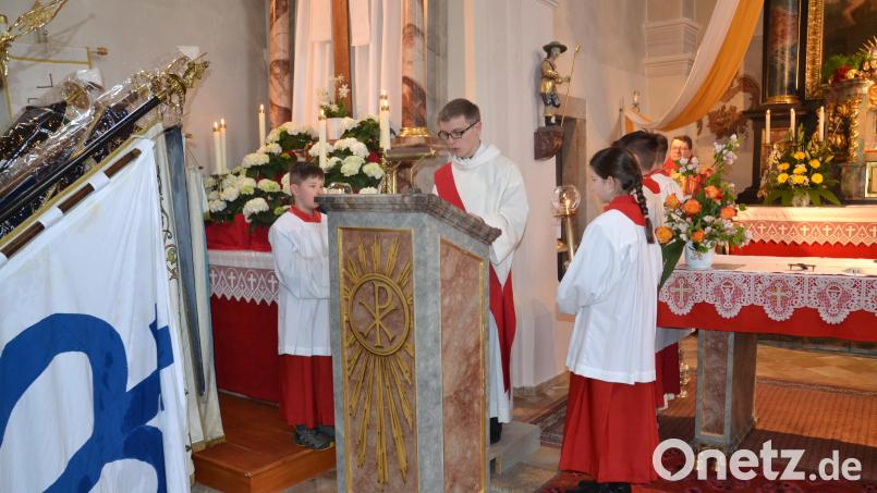 „Wir brauchen die Gemeinschaft mit anderen Christen“, empfiehlt Diakon Michael Steinhilber bei seiner ersten Predigt in der Kirche seines Heimatortes Etzgersrieth den Gläubigen. Auch Pfarrer Udo Klösel (im Hintergrund) hört aufmerksam zu. Bild: gi