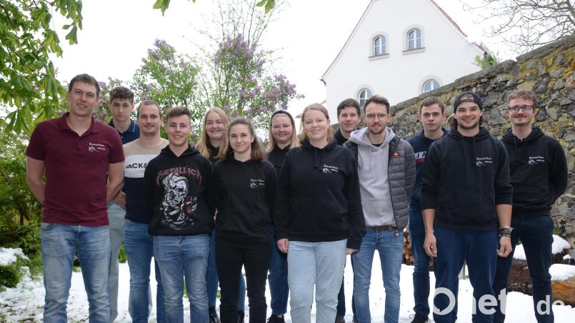 Die Mitglieder des Burschenvereins mit Mädchengruppe vertrauen auf den bisherigen Vorstand mit Vorsitzendem Fritz Burkhard, Zweitem Vorsitzenden Stefan Bäumler, Kassiererin Sofia Bösl, Zweiter Kassiererin Theresa Hösl und den Beisitzern. Bild: bey