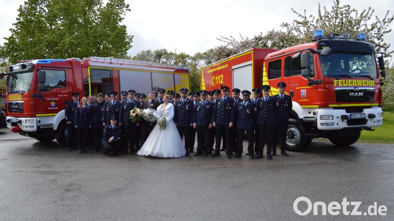 Die Feuerwehrkameraden gratulieren Martin und Maria Faderl zur Hochzeit. Bild: Thomas Schwarz/exb