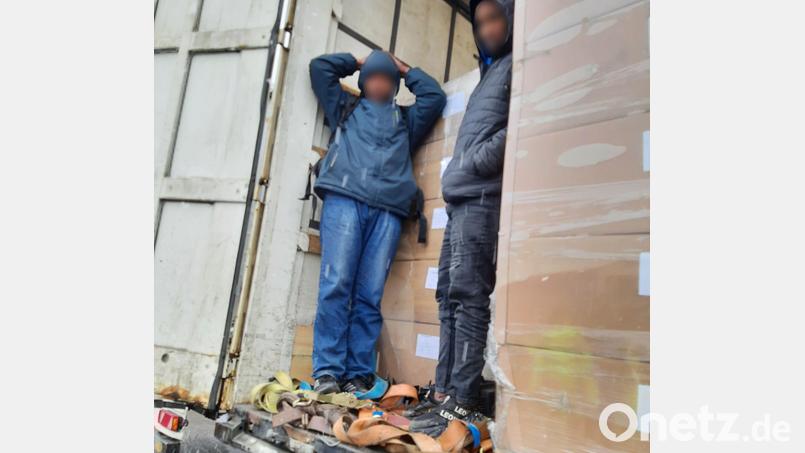 Polizeibeamte und Zöllner aus Waidhaus und Vohenstrauß befreien einen Eritreer und einen Nepalesen nach einer Odyssee aus diesem bulgarischen LKW. Bild: Bundespolizei