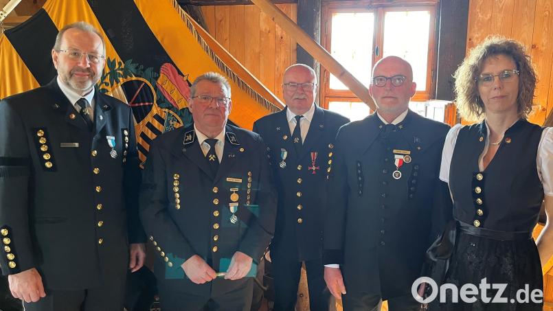Bei der Bundesversammlung der Bergknappen in Sachsen: (von links) Bayerns Landesvorsitzender Armin Kraus, (Hahnbach), Bundesgeschäftsführer Dietmar Richter (Selm, Nordrhein-Westfalen), der Beisitzer im Bund für Bayern, Hans-Jürgen Reitzenstein (Sulzbach-Rosenberg), Bundesvorsitzender Bernd Stahl (Friedewald, Hessen) und die Zweite Bundesschatzmeisterin Karin Kraus (Hahnbach, Bayern). Bild: ksa