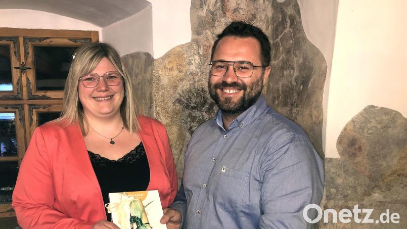 Ab Mai wird Veronika Höcht (links) nicht mehr Markträtin in Falkenberg sein. Der Abschied fiel ihr, Bürgermeister Matthias Grundler (rechts) und den Kolleginnen und Kollegen alles andere als leicht. Bild: wro